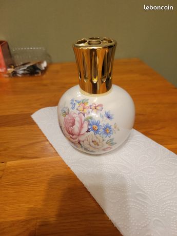 UNE LAMPE BERGER formée d'un vase boule sur piédouche