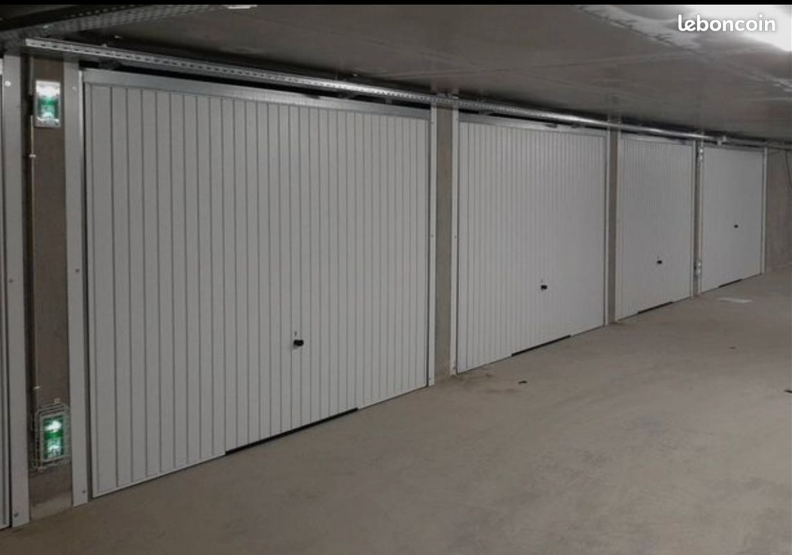 Garage Box à vendre en sous-sol avec vidéosurveillance · à Décines-Charpieu · 20 500 €