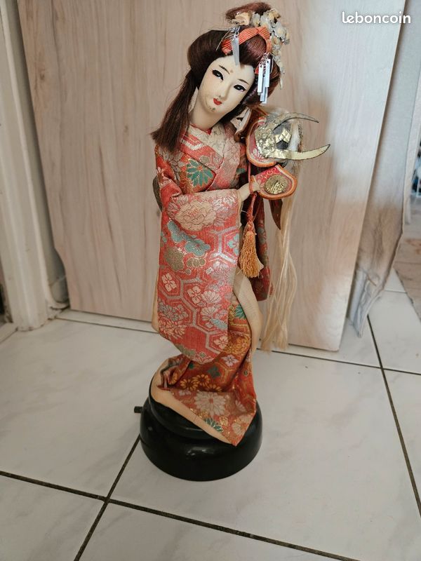 Poupée japonaise Geisha "Élégance Éternelle" Poupée japonaise Geisha "Élégance Éternelle"