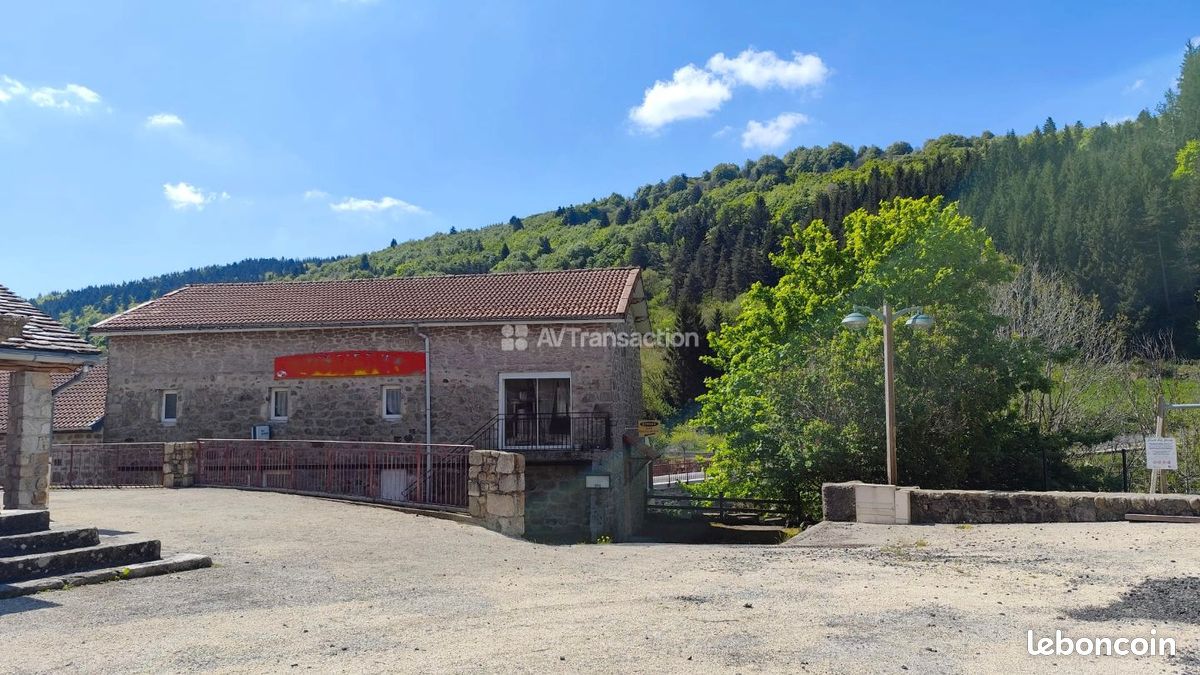 Maison 8 pièces 245 m² · à Cros-de-Géorand · 245 m² · 207 000 €