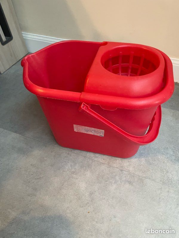 Seau rectangulaire rouge en plastique 12 L (image 1)