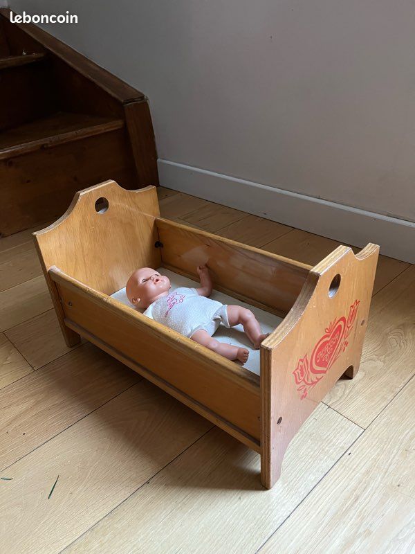 Lit De Poupée En Bois Vintage Avec Capitonnage Ancien – Cadet Roussel – Très Bon état