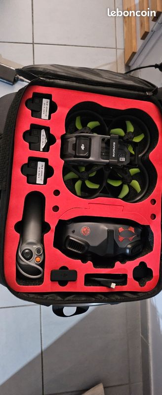Pack DJ1 AVATA pro-view combo+3 batteries (état neuf, seulement 6 cycles) (image 1)