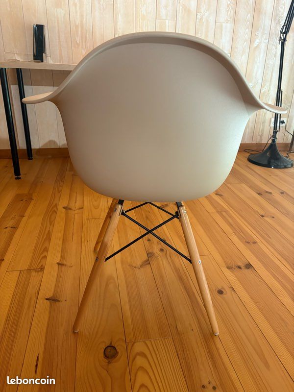 Chaise scandinave avec accoudoirs (image 2)