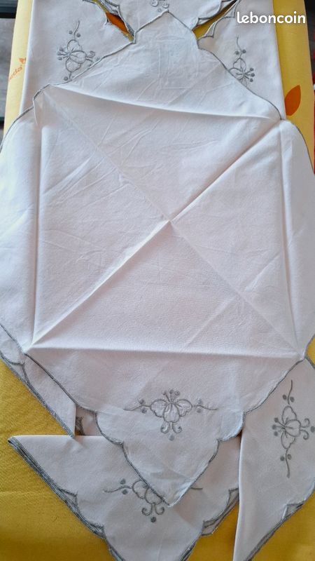 Serviettes de table brodées personnalisées en tissu blanc coton lin beige servie Serviettes de table brodées personnalisées en tissu blanc coton lin beige servie