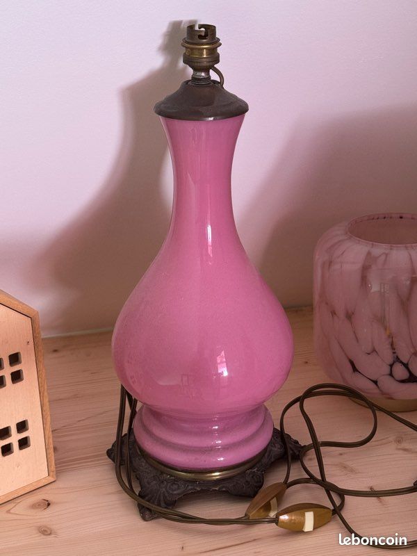 Lampe à poser vintage en céramique rose et opaline blanche