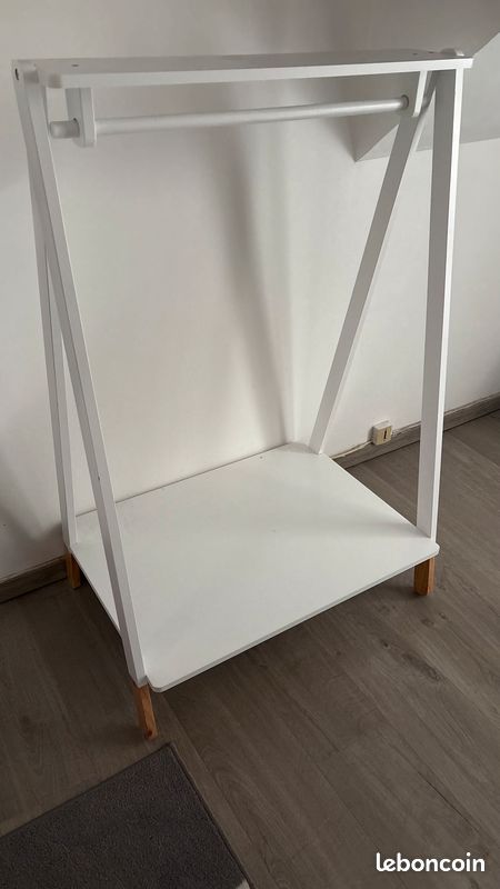Portant vêtements (image 1)