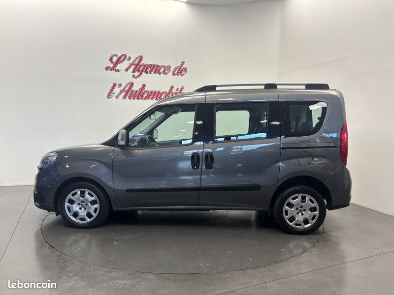 Fiat DOBLO 1.6 jtd 120 ch Lounge 7 places / Climatisation / Attelage / Régulateur / (image 8)