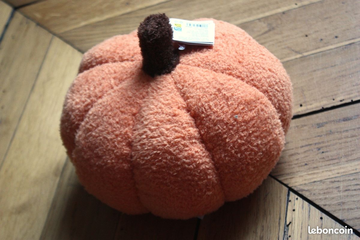 mignonne kawaii ours grillage guimauve avec citrouille bougie l'automne