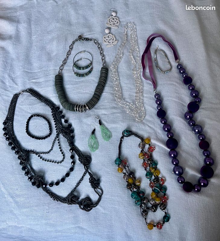 Lot De Bijoux Fantaisie Argenté - Colliers, Boucles D'oreilles, Bracelets - Occasion