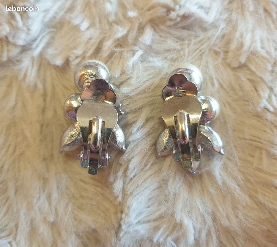 Jolies boucles clips vintage en résine par Recto Verso