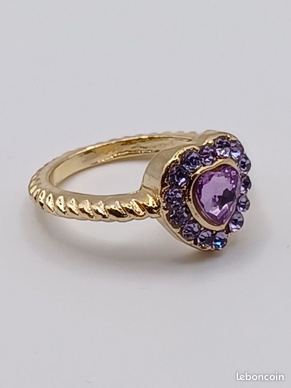 Bague Dorée Avec Améthyste Et Strass – Occasion, état Visible Sur Photos, Usure Du Temps Normale