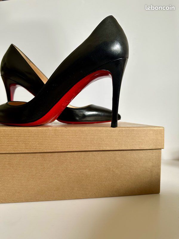 Escarpins Christian Louboutin Pigalle - Noir Vernis - Taille 39 - Talon 8.5 Cm - Occasion