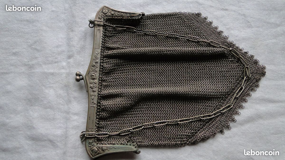 Petit sac/bourse en métal blanc ajouré pour poupée. Vers 1900