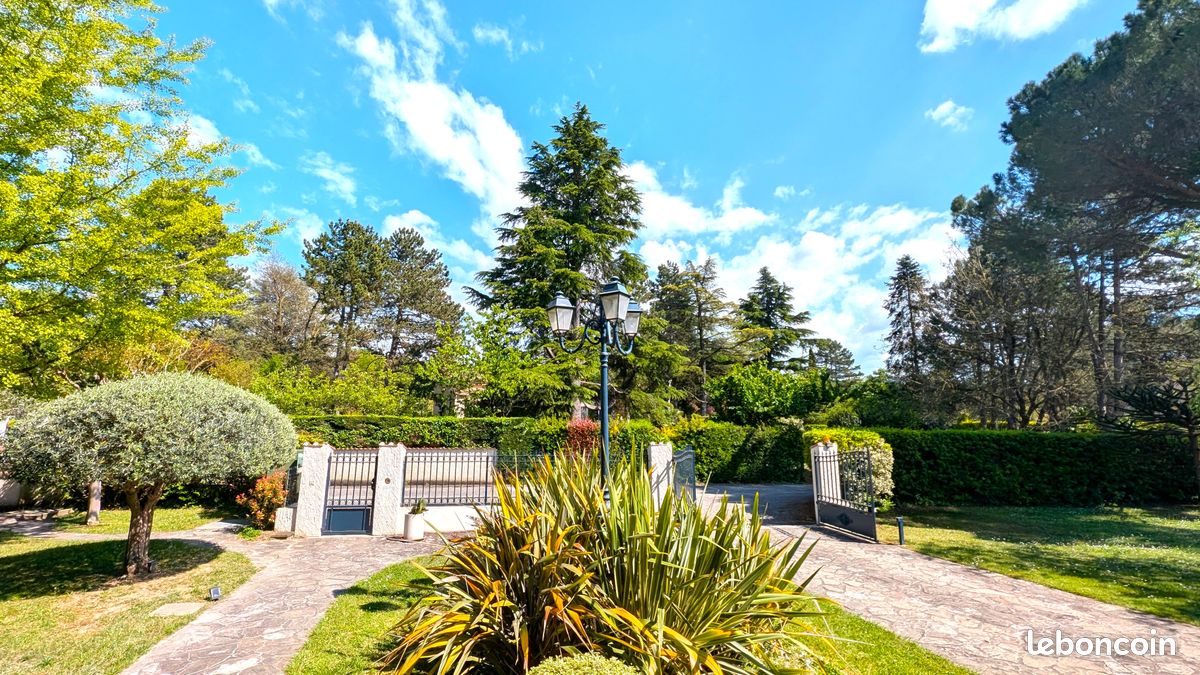 Maison 7 pièces 347 m² · à Montélier · 347 m² · 600 000 €
