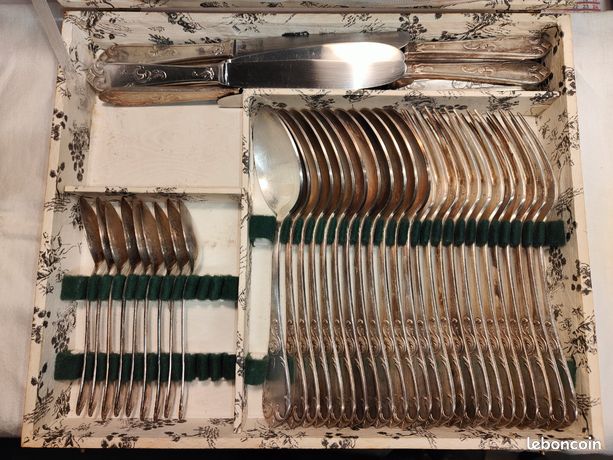 MÉNAGERE 37 PIECES en MÉTAL ARGENTÉ avec ÉCRIN