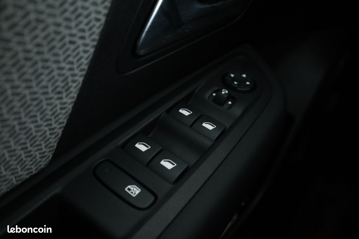 Citroen C4 1.2 PureTech Max EAT8 131 ch (image 25)