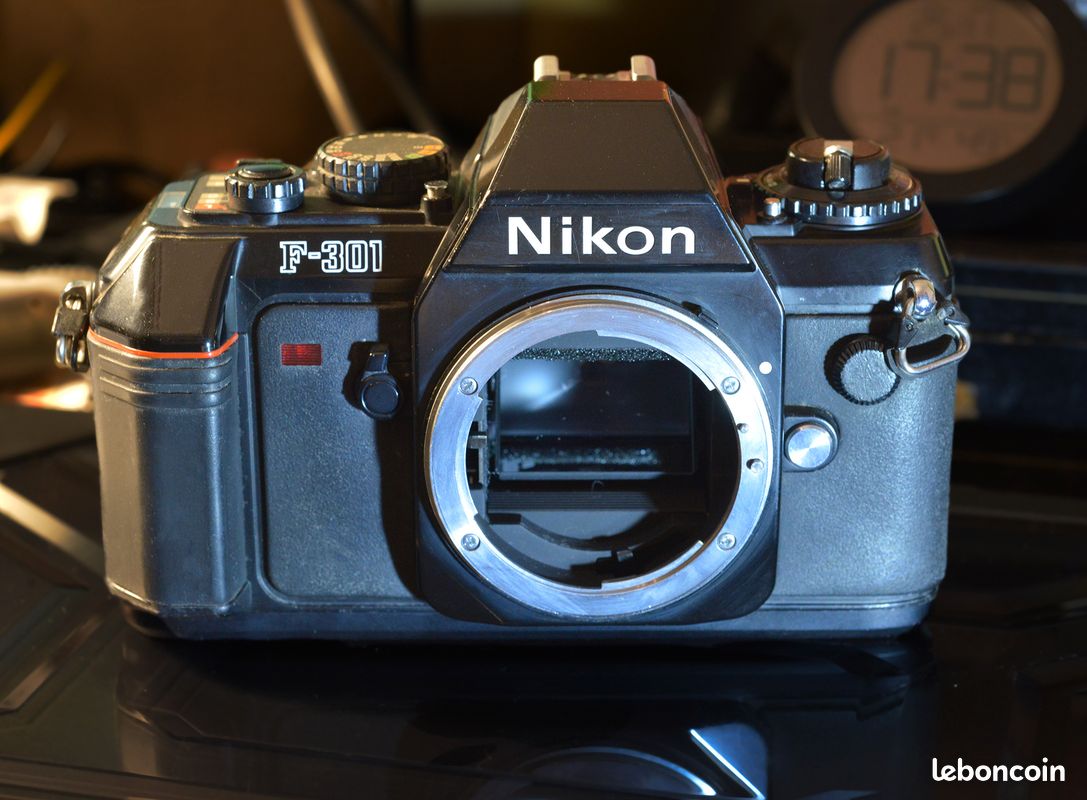 Reflex argentique Nikon F301 (+options objectifs et flash) (image 1)