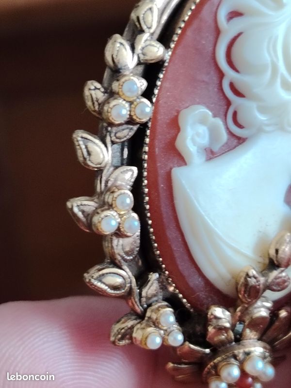 Broche Vintage Camée Scène Galante – Dorée Et Finement Ciselée – Bon état