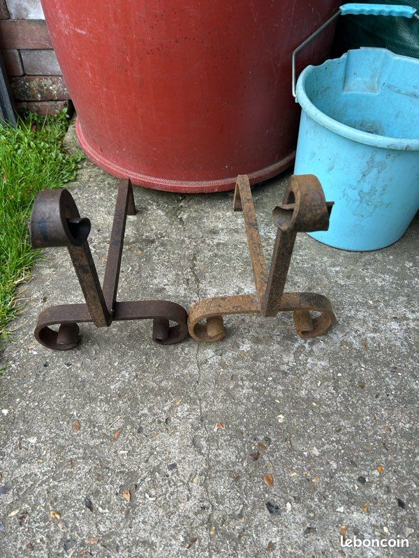 Vieille paire de chenets de cheminée anciens en fer forgé à La ette-Isère | Clasf maison-jardin