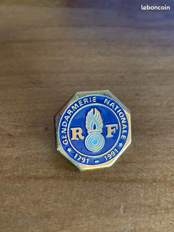 Pin's Gendarmerie Auvergne – Épingle De Collection, état D'occasion