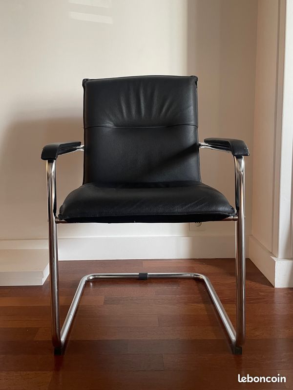 Fauteuil visiteur en cuir noir avec acier chromé (image 2)