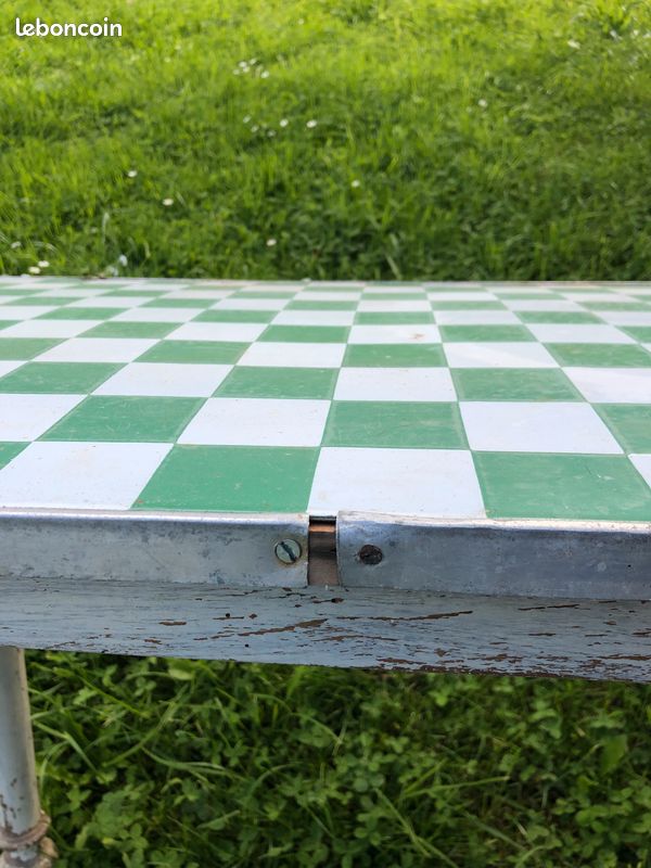 Table plateau émaillé à damier blanc et vert (image 3)