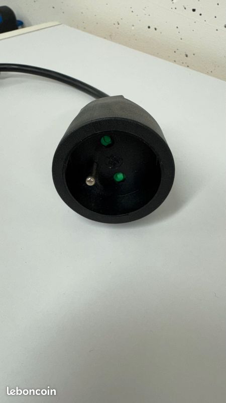 Câble d'alimentation avec connecteur mâle IEC C14 et connecteur femelle CEE7 (image 2)