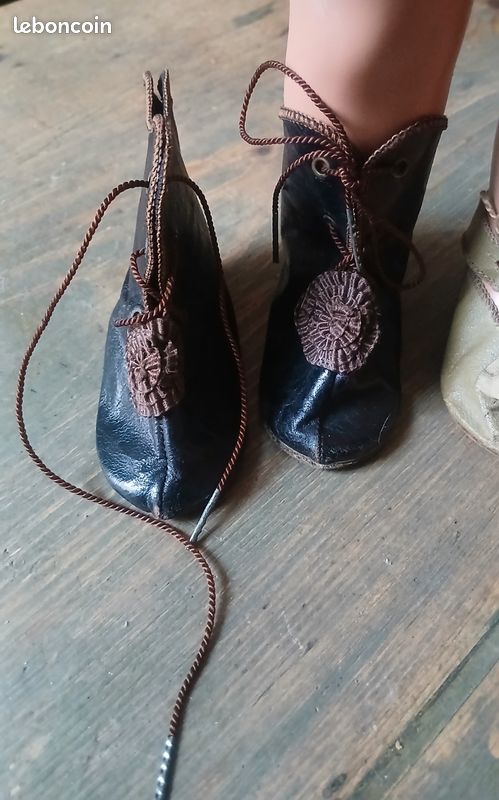 Anciennes Paires De Chaussures Pour Poupees Anciennes