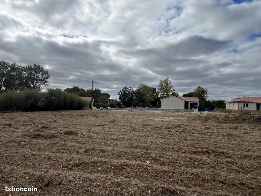 Terrain 842 m² · à Mézens · 95 000 €