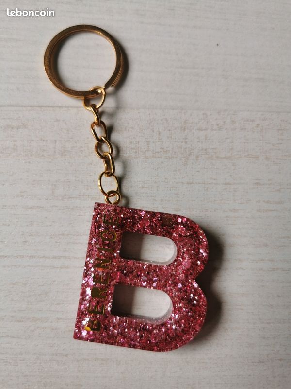 Porte clé lettre en résine (image 8)