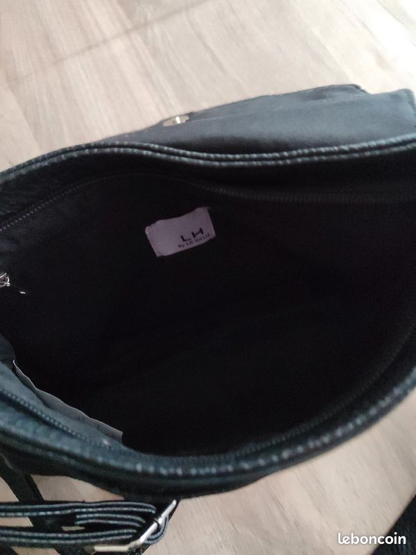 6 euros 2 sacs à main en bandoulière couleur noir (image 3)