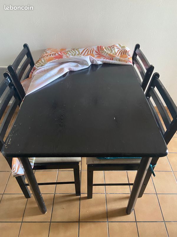 Table de cuisine et ses 4 chaises (image 1)