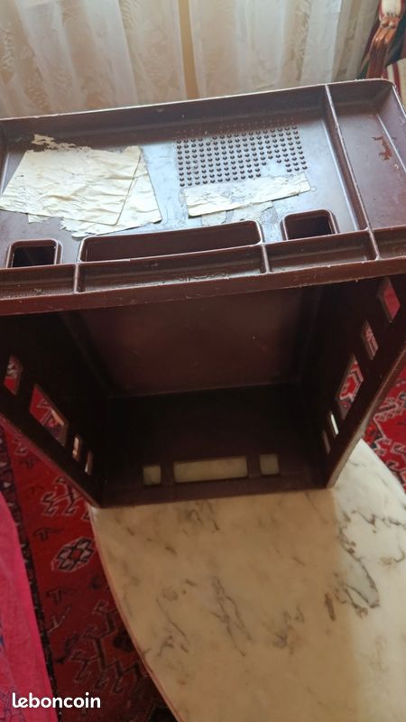 Vend caisse plastique excellent état prix 15 euros dimensions 0.60x0.40x0.20sur lourdes (image 2)