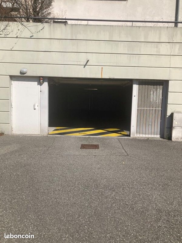 Parking/box Prévessin-Moëns · 199 €/mois