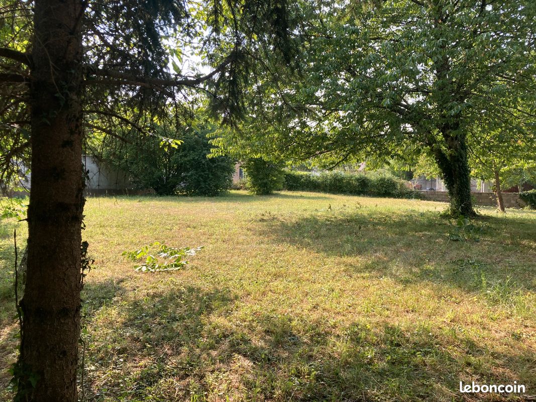 VENTE TERRAIN environ 1600 m2 · à Besançon · 185 000 €
