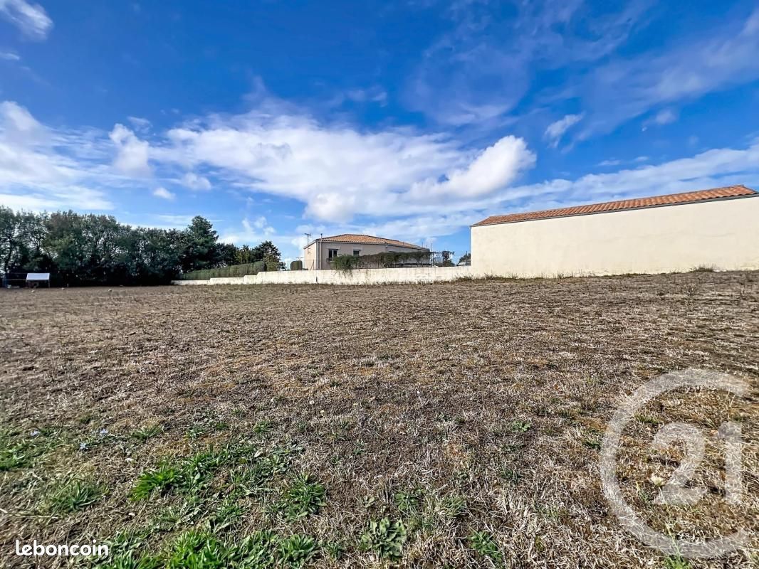 Terrain 900 m² · à Loire-les-Marais · 86 200 €