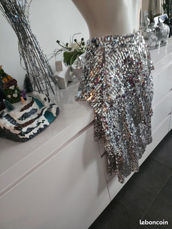 Zara surprend avec cette robe de soirée argentée à paillettes