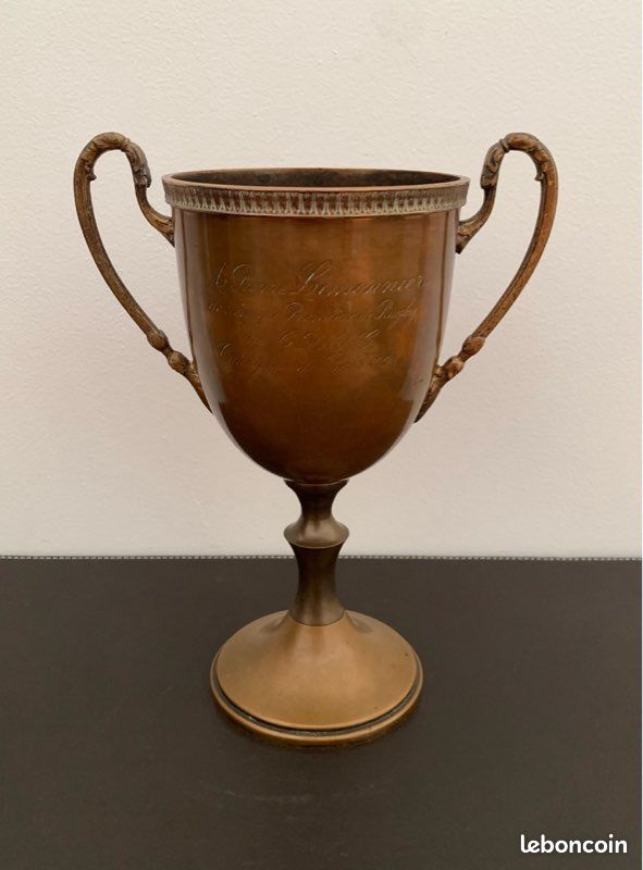 Trophée De La Coupe Du Monde De Rugby à Xiii En Argent Orné De Détails Gravés