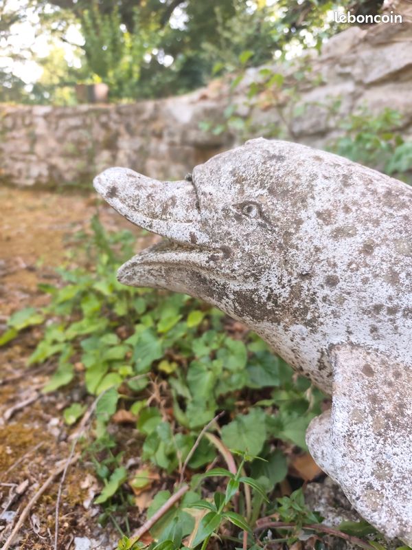 Dauphin sculpture (image 2)
