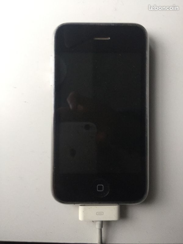 Iphone 4 avec chargeur (image 1)