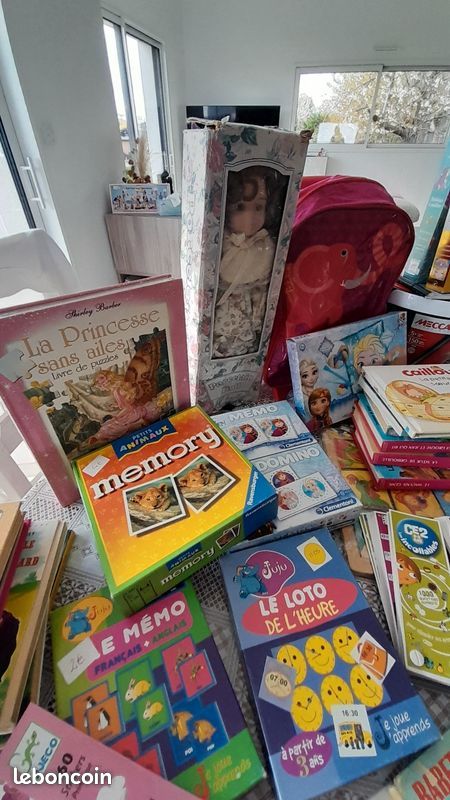 Gros lot de jouets, puzzles, livres, Lego, Barbie, micro karaoké, palmes, bottes de neige, jeux Meccano, valise éléphant : tout doit partir (image 3)