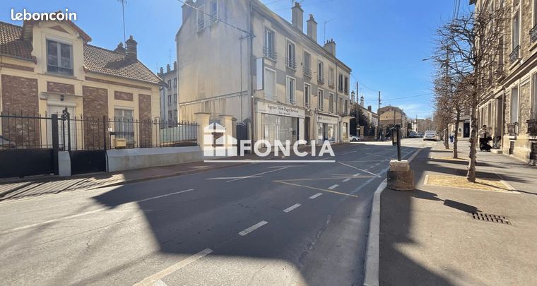 https://img.leboncoin.fr/api/v1/lbcpb1/images/76/c0/6c/76c06cede10bb2f2135f15b9fb32e04c9907c95d.jpg?rule=ad-image