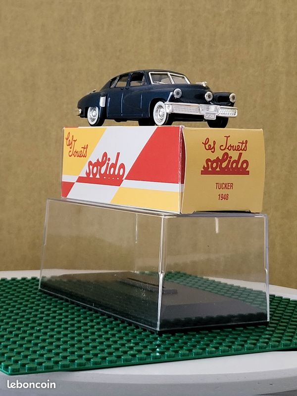 Voiture Miniature TUCKER 1948 Bordeaux Métal - Solido 1/43, échelle 4524, état Correct (boîte/socle Cassés)