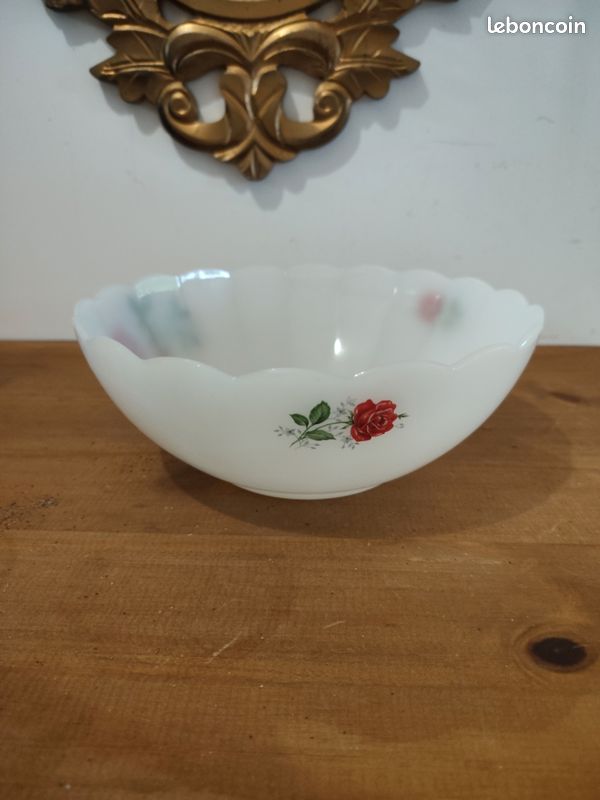 Saladier Arcopal vintage opaline blanche motif rose rouge - 23 cm (image 2)