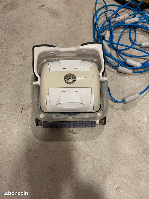 Robot aspirateur piscine (image 1)