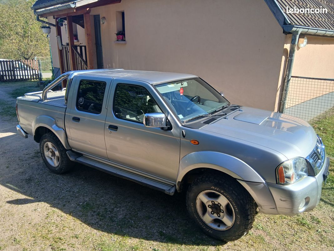 4x4 Nissan pick up (image 1)