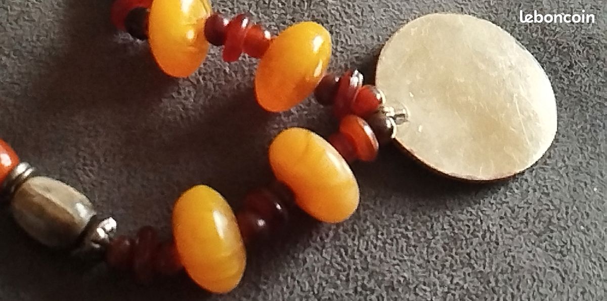 Collier Pendentif Ajouré Années 90/2000 - Résine Couleur Ambre Et Perles - Occasion