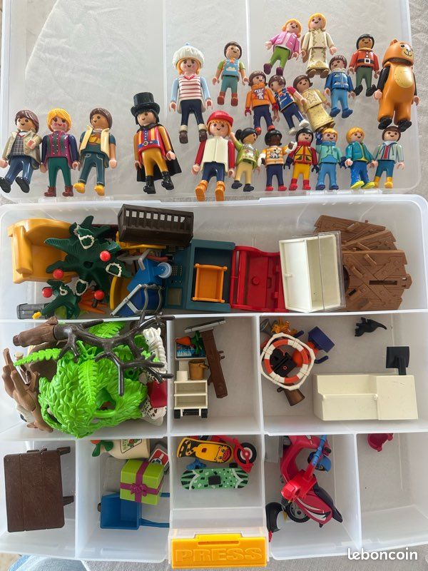 Lot Playmobil – nombreux personnages + accessoires (image 1)