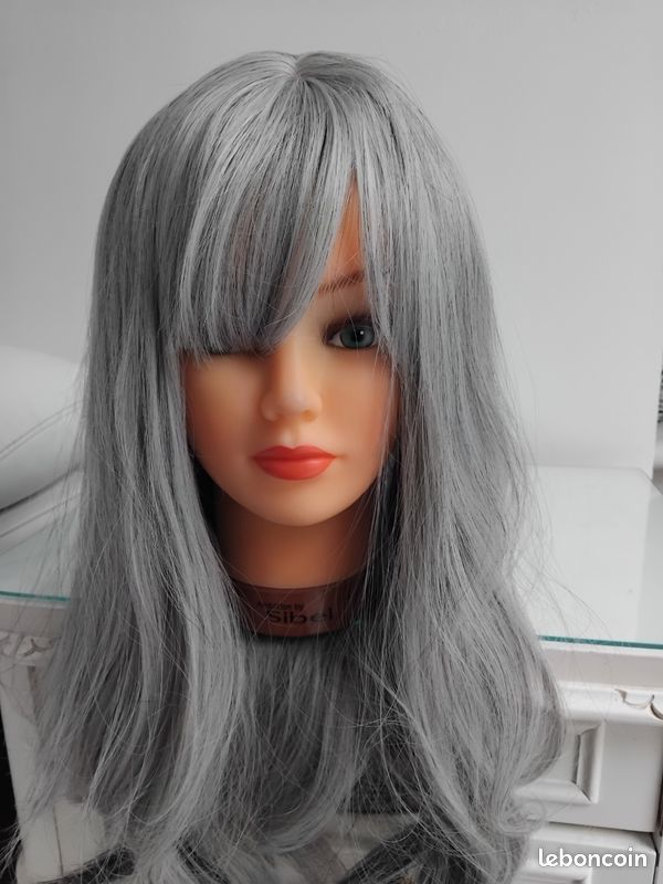 Perruque Femme Courte - Cheveux Lisses Gris - Modèle JEANNETTE 51 - Synthétique - Bonnet Moyen - Neuf Avec Étiquettes